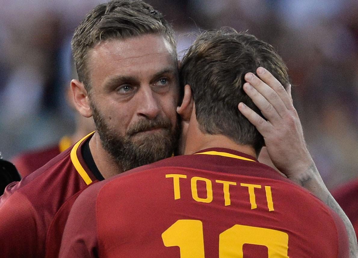 Daniele De Rossi abbraccia Francesco Totti, di LaPresse