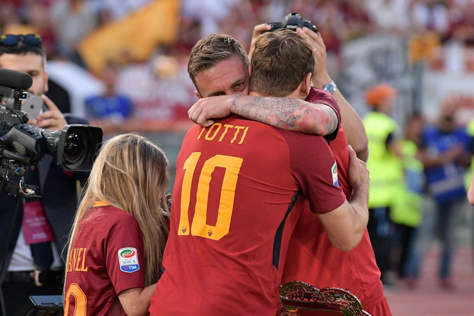 L'abbraccio tra Daniele De Rossi e Francesco Totti, di LaPresse