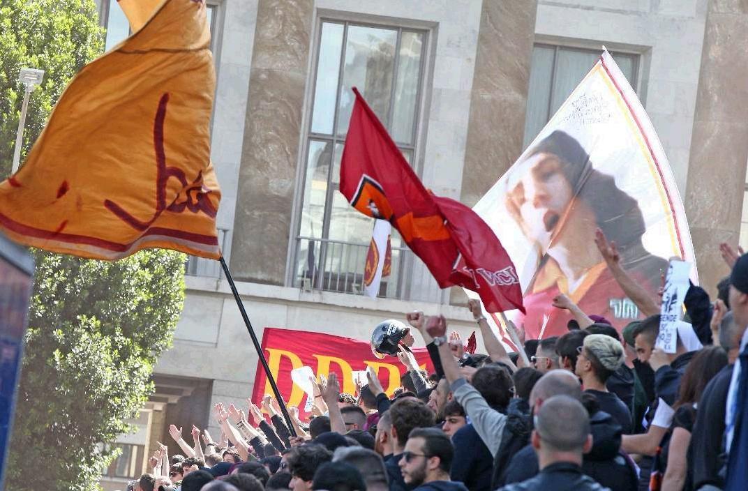I tifosi in protesta all'esterno della sede della Roma, di Mancini