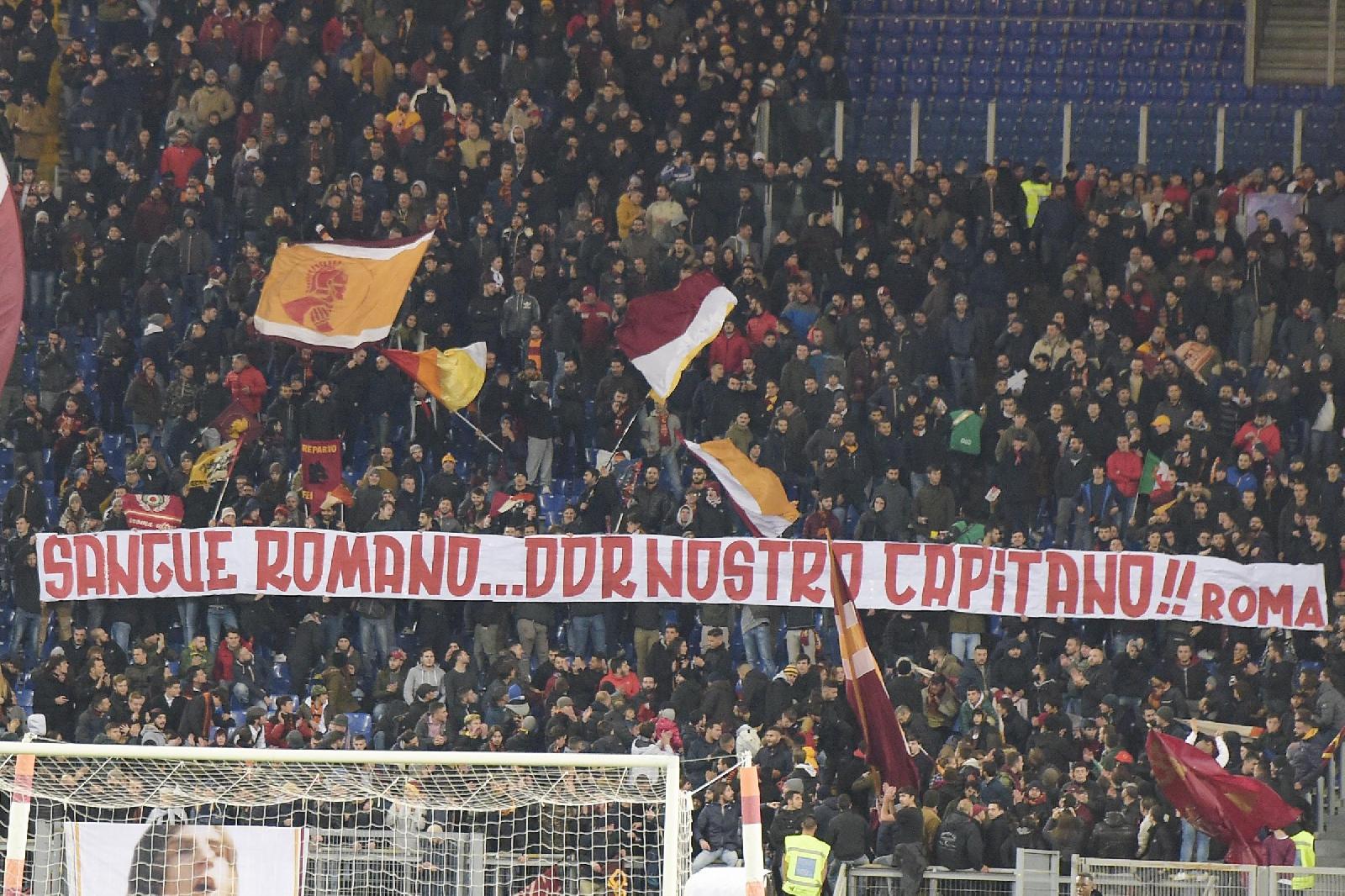 Lo striscione per De Rossi esposto in occasione di Roma-Spal del 1 dicembre 2017, di LaPresse