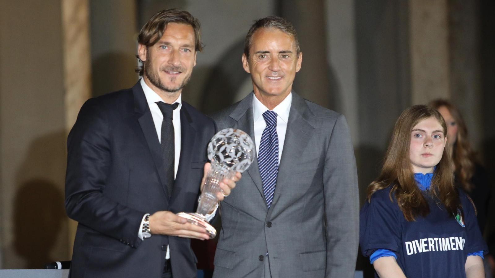 Totti e Mancini durante la cerimonia della Hall of Fame, di LaPresse