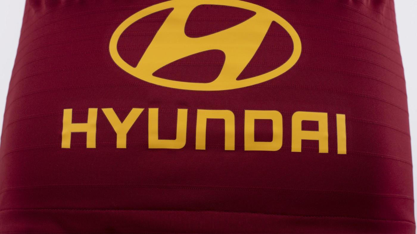 Lo sponsor Hyundai sulla nuova maglia casalinga della Roma 2019/20, di LaPresse