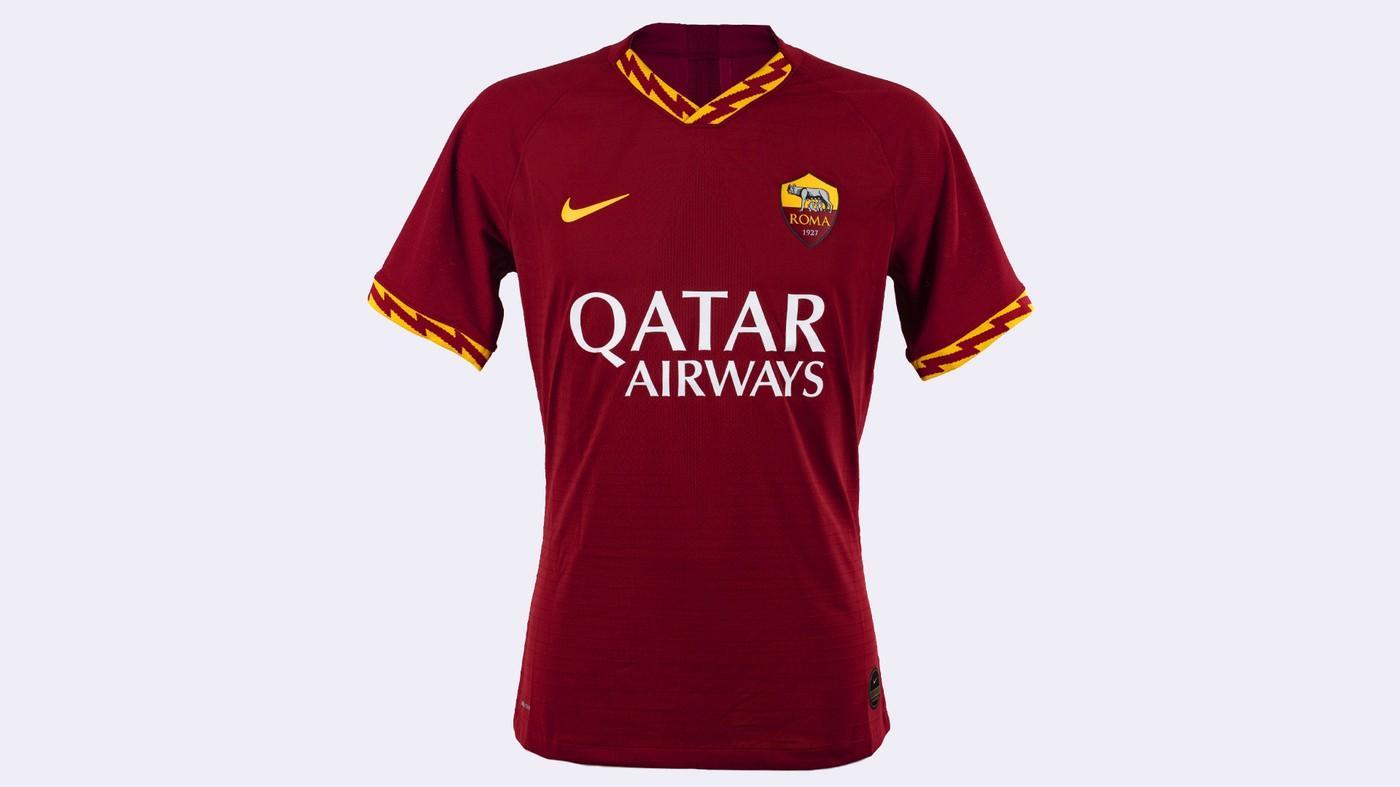 La parte frontale della nuova maglia casalinga della Roma 2019/20, di LaPresse