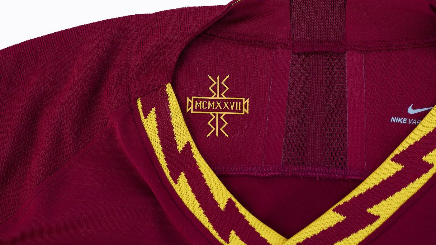 Il dettaglio della saetta sul colletto della nuova maglia casalinga della Roma 2019/20, di LaPresse