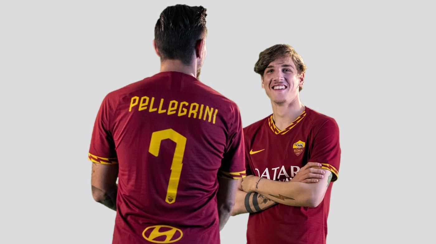 Zaniolo e Pellegrini indossano la nuova maglia casalinga della Roma 2019/20, di LaPresse