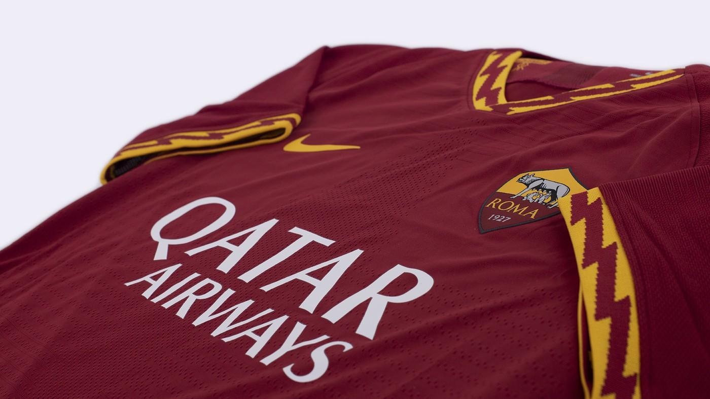 La nuova maglia casalinga della Roma 2019/20, di LaPresse