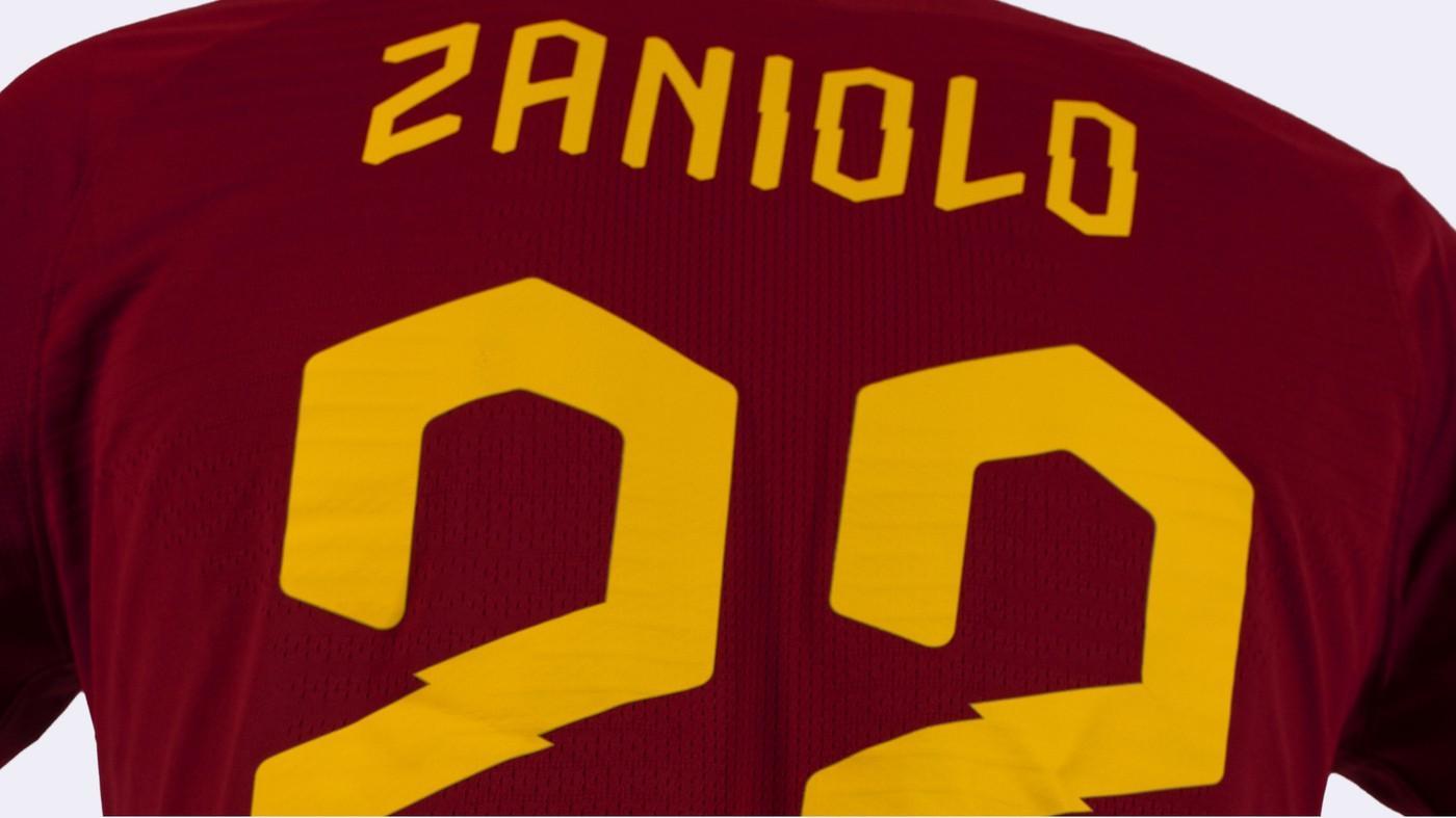 I font del nome e del numero utilizzato sulla nuova maglia casalinga della Roma 2019/20, di LaPresse