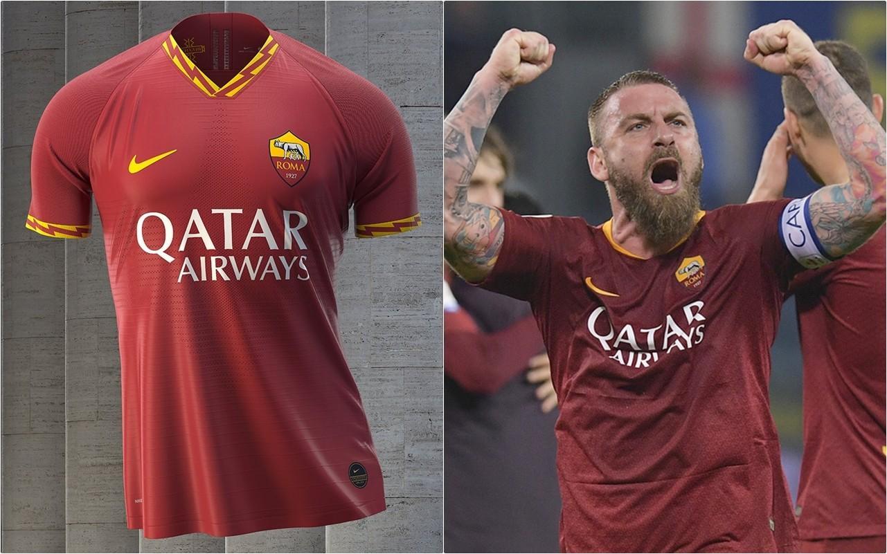 La maglia 2019-20, l'ultima che indosserà De Rossi con la Roma, di LaPresse