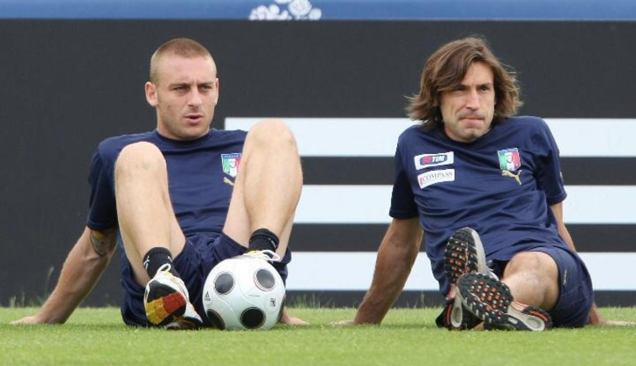 Andrea Pirlo in compagnia di Daniele De Rossi in allenamento con la Nazionale, di LaPresse