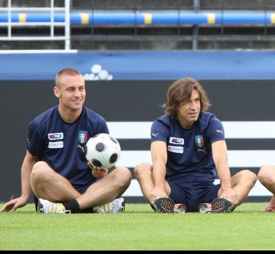 De Rossi e Pirlo sorridono durante un allenamento in Nazionale, di LaPresse