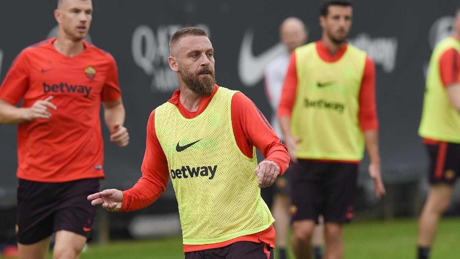 De Rossi durante la rifinitura di ieri, di LaPresse