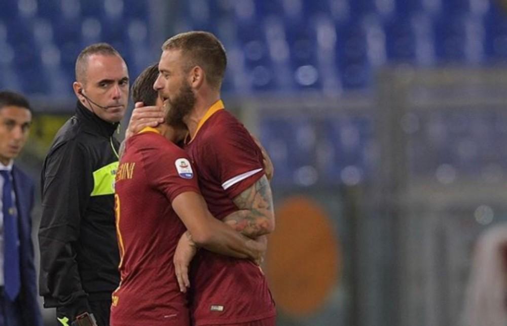 L'abbraccio tra Luca Pellegrini e Daniele De Rossi