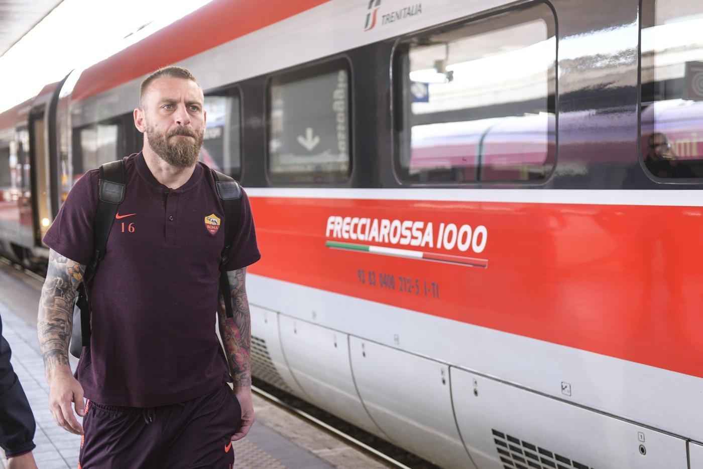 De Rossi in viaggio per l'ultima trasferta a Reggio Emilia, di LaPresse