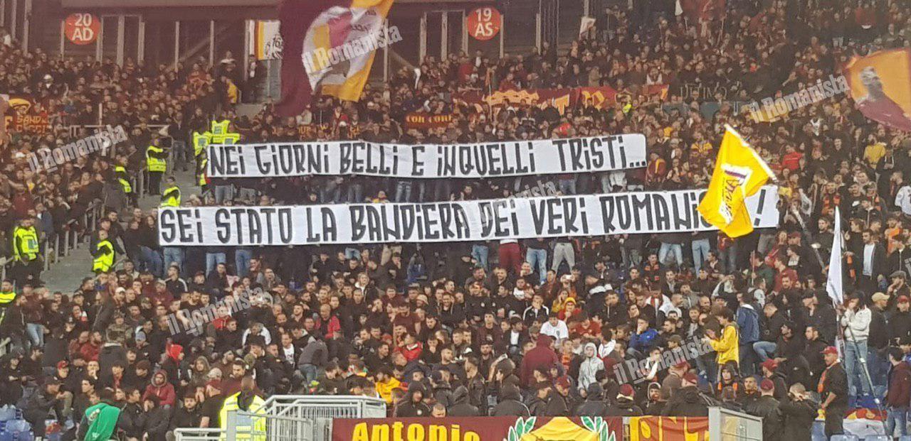 Lo striscione dedicato a Daniele DE Rossi, di Mancini