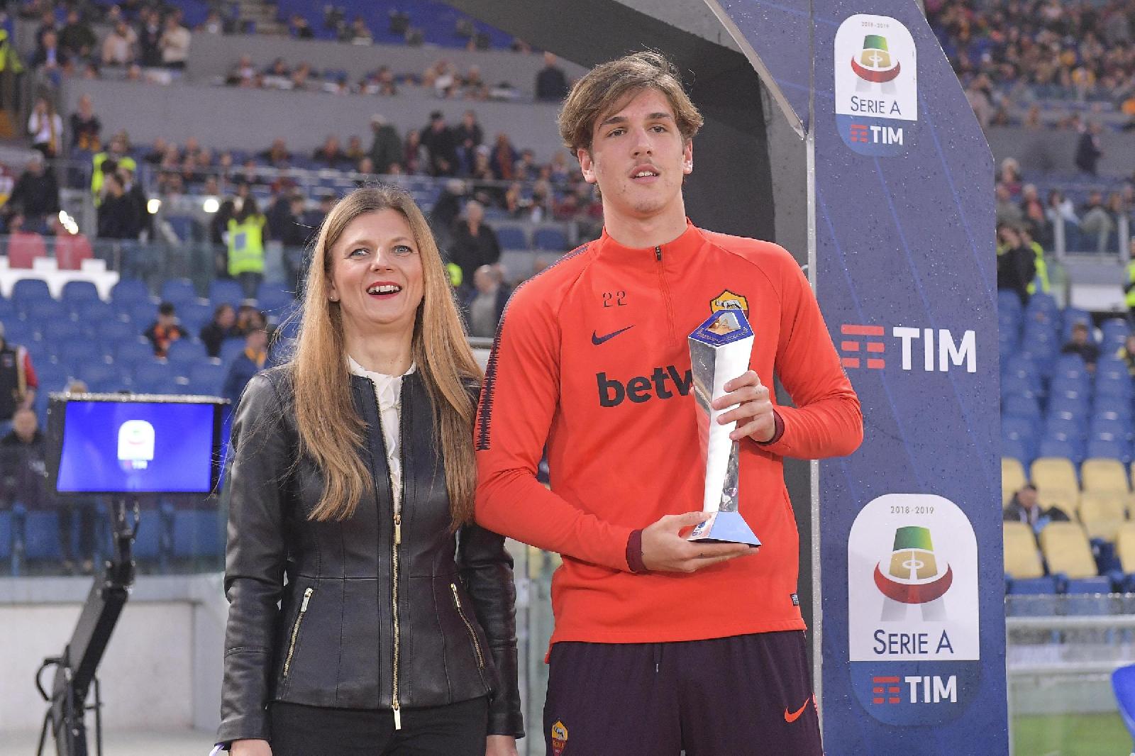 Zaniolo con il premio ricvevuto questa sera, di LaPresse