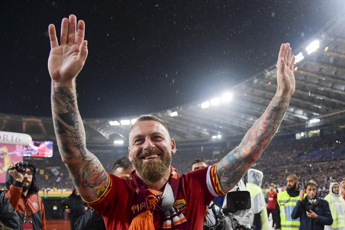 Daniele De Rossi raccoglie l’abbraccio della sua gente durante il giro di campo finale, di LaPresse