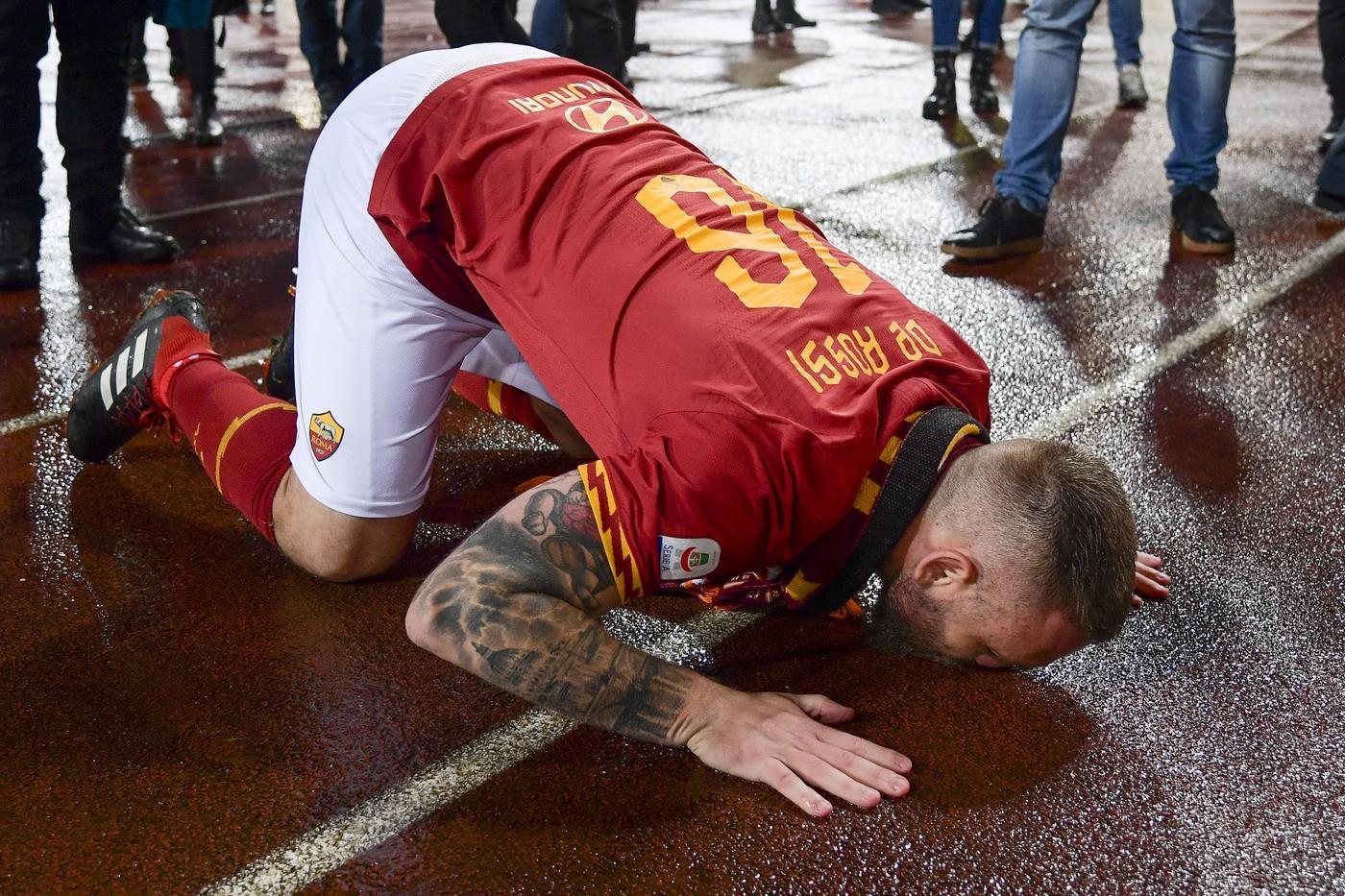 De Rossi in ginocchio sotto la Curva Sud, di LaPresse