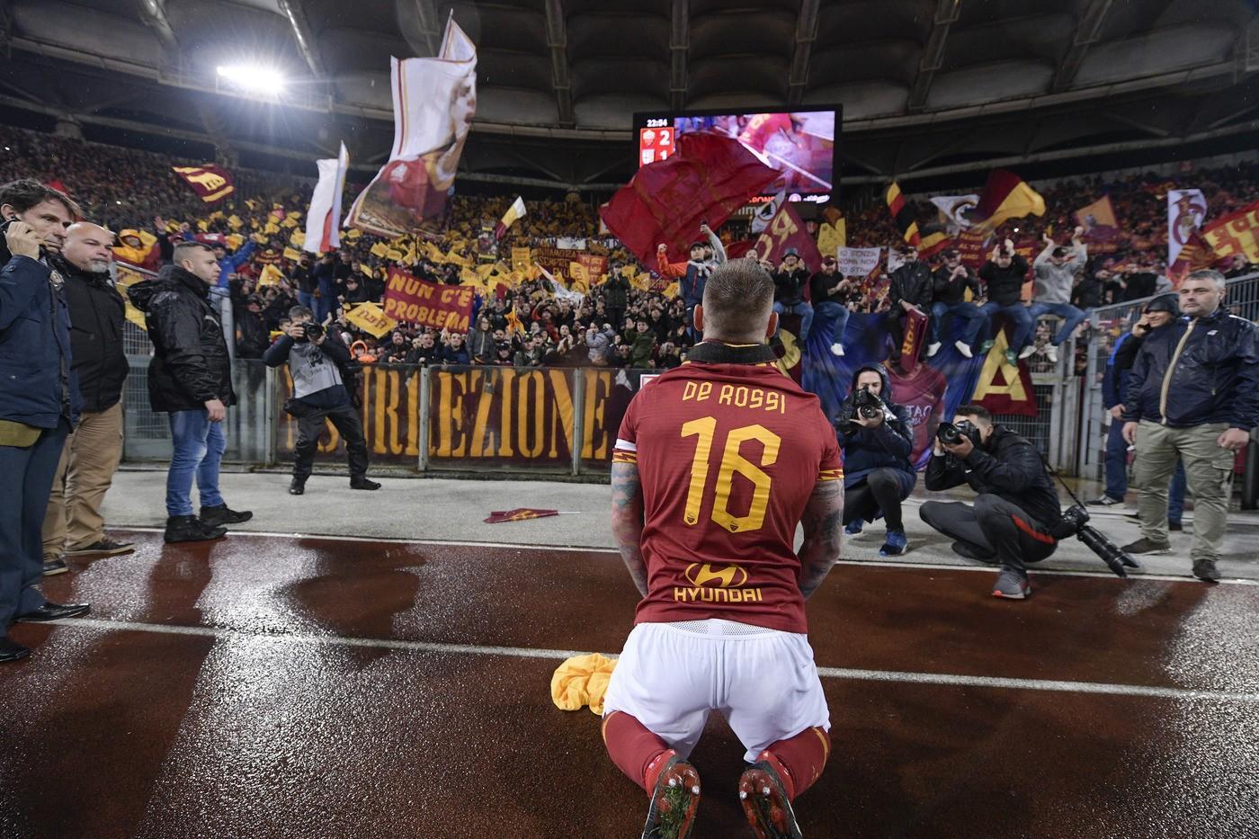 De Rossi in ginocchio sotto la Curva Sud, di LaPresse