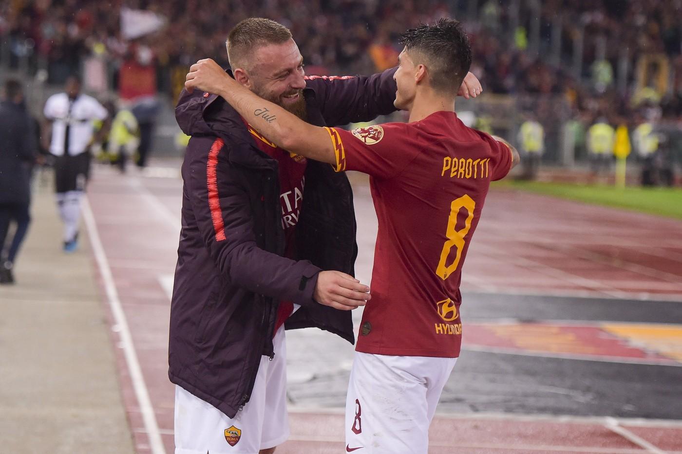 Perotti abbraccia De Rossi dopo il gol vittoria contro il Parma, di LaPresse