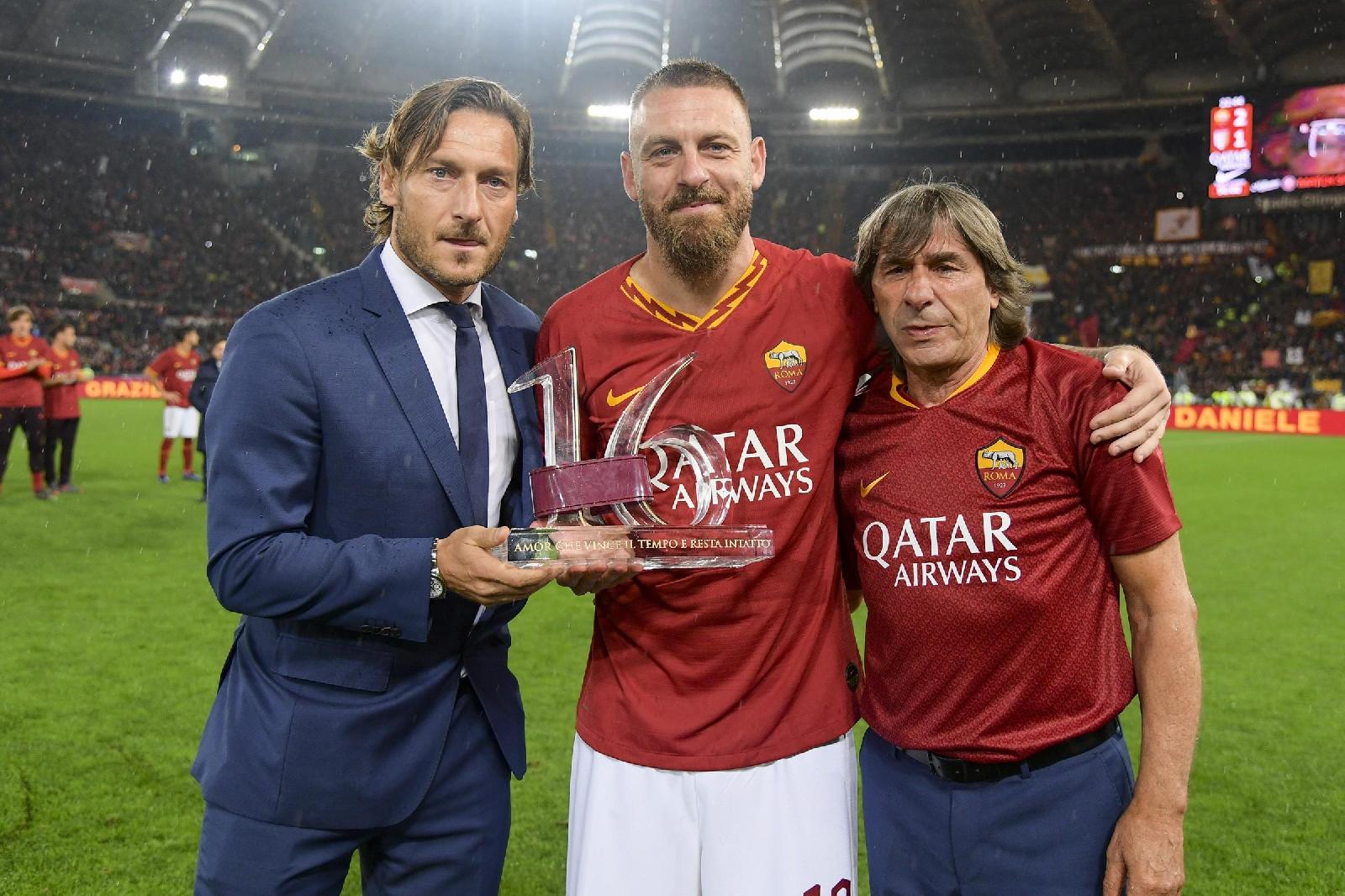 Il momento della premiazione con Totti e Conti