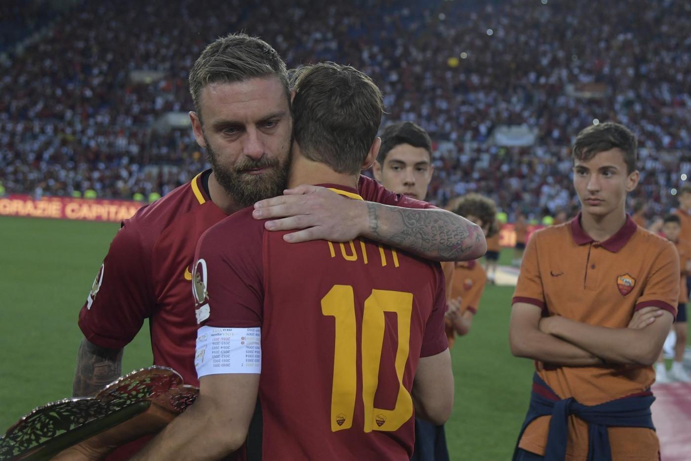 Daniele De Rossi si commuove abbracciando Francesco Totti nel giorno della sua ultima partita in giallorosso, di LaPresse