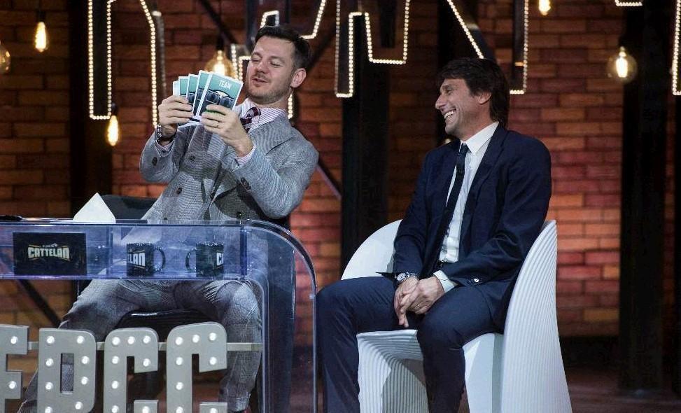 Il momento dello sketch tra Cattelan e Conte durante la trasmissione in onda su Sky