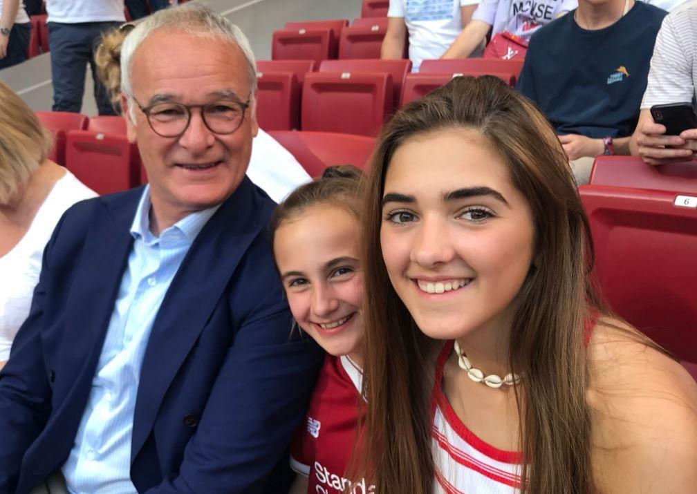 Claudio Ranieri con le figlie di Paul Rogers (foto Twitter @PaulRogers73 )