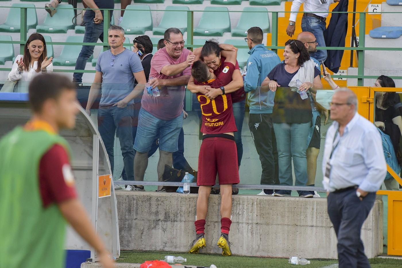 L'abbraccio tra Felipe Estrella Galeazzi alla madre al termine della partita contro il Chievo, di LaPresse