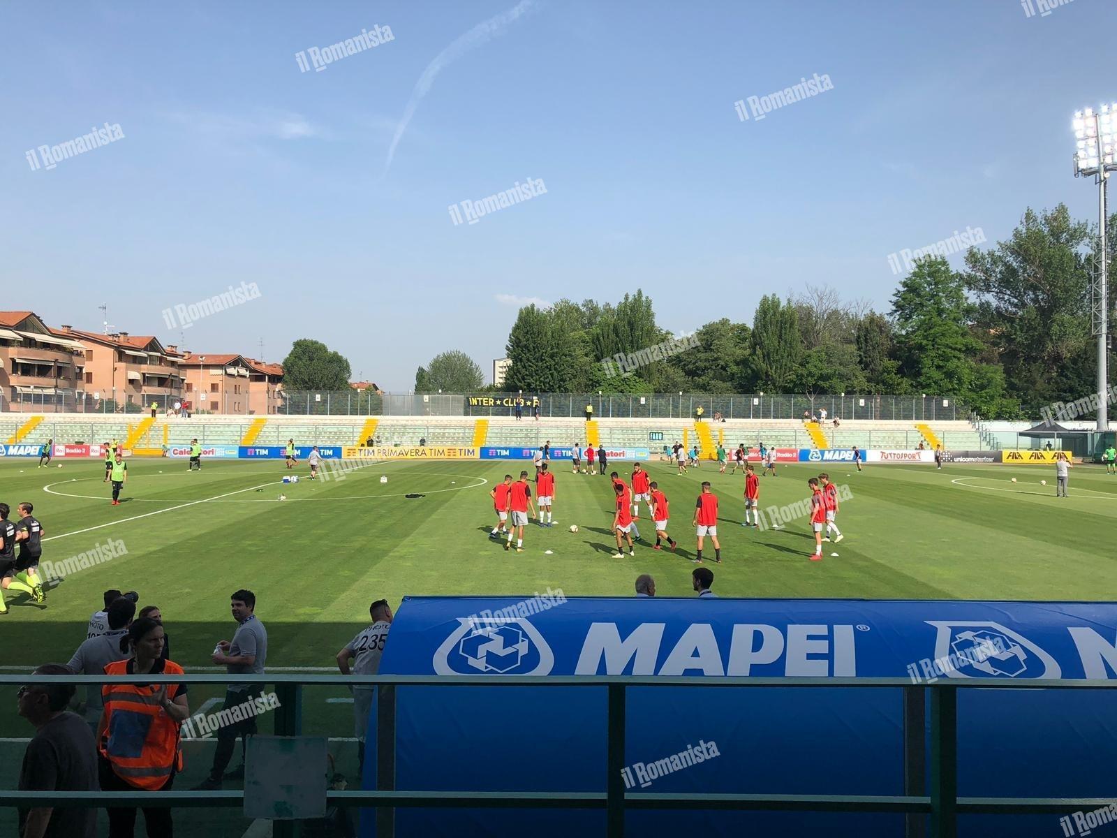 I calciatori della Roma in campo per il riscaldamento