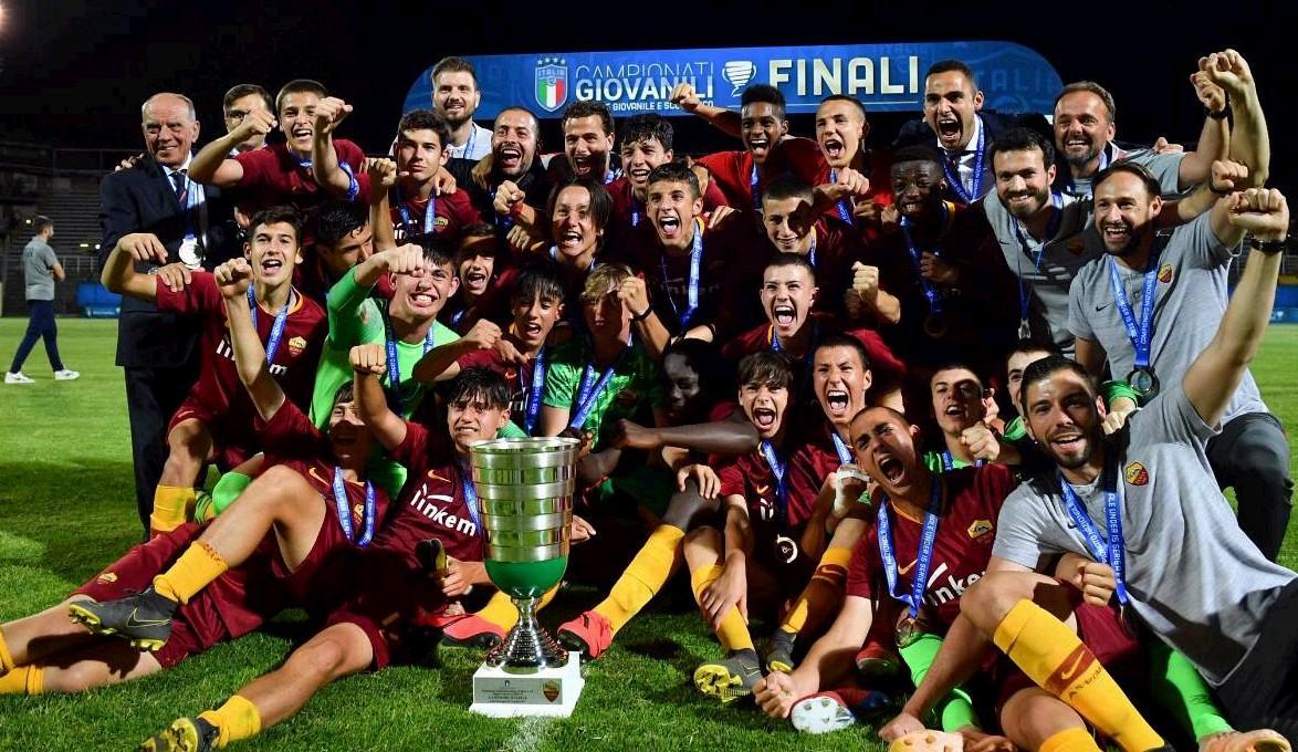 La festa dei giocatori della Roma Under 15 per lo scudetto, di LaPresse