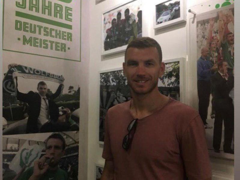 Dzeko in posa nella mostra allestita dal Wolfsburg