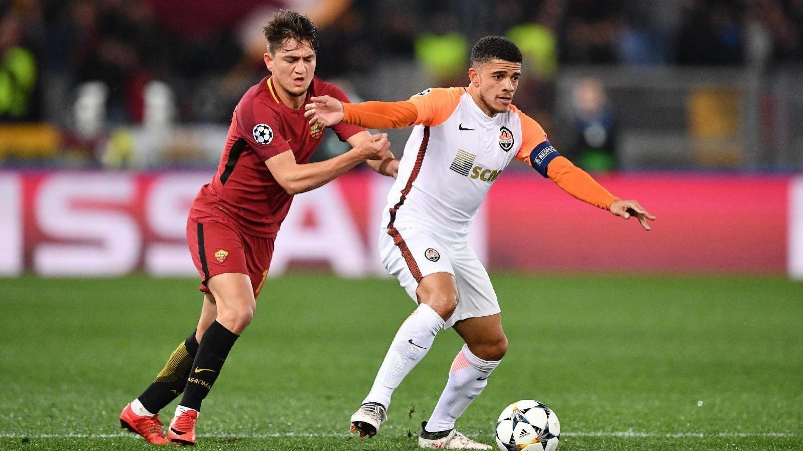 Ünder controlla Taison durante Roma-Shakhtar, di LaPresse