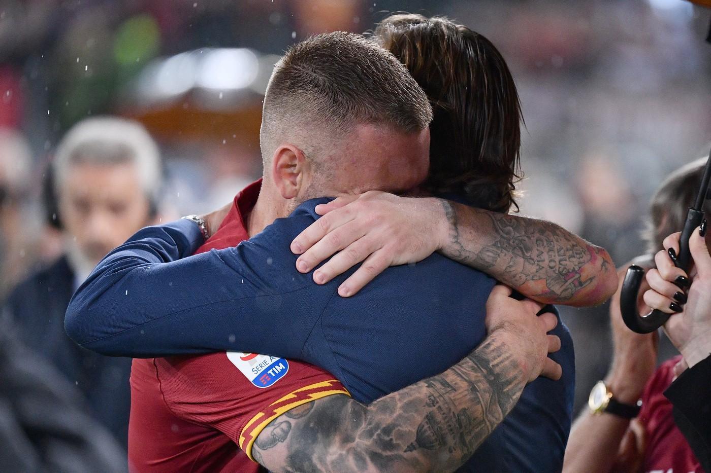 L'abbraccio tra Totti e De Rossi nel giorno dell'addio alla Roma del 16, di LaPresse