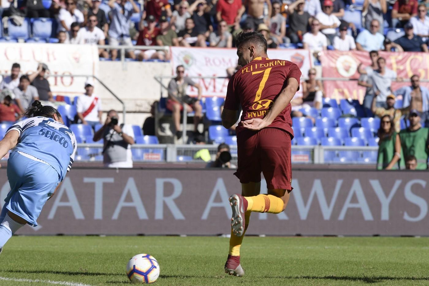 Il colpo di tacco con cui Lorenzo Pellegrini sblocca il derby d’andata: subentrato al posto di Pastore, il numero 7 risulterà l’uomo-partita, di LaPresse