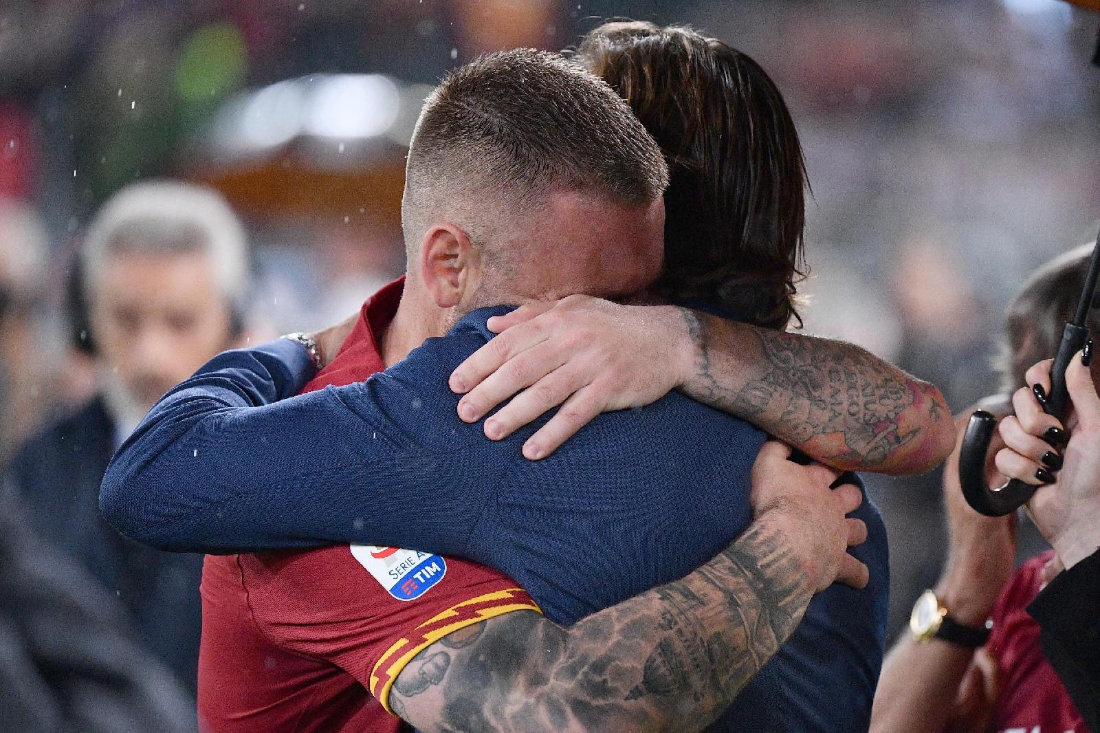 L'abbraccio tra De Rossi e Totti dopo l'ultima in giallorosso del Sedici, di LaPresse