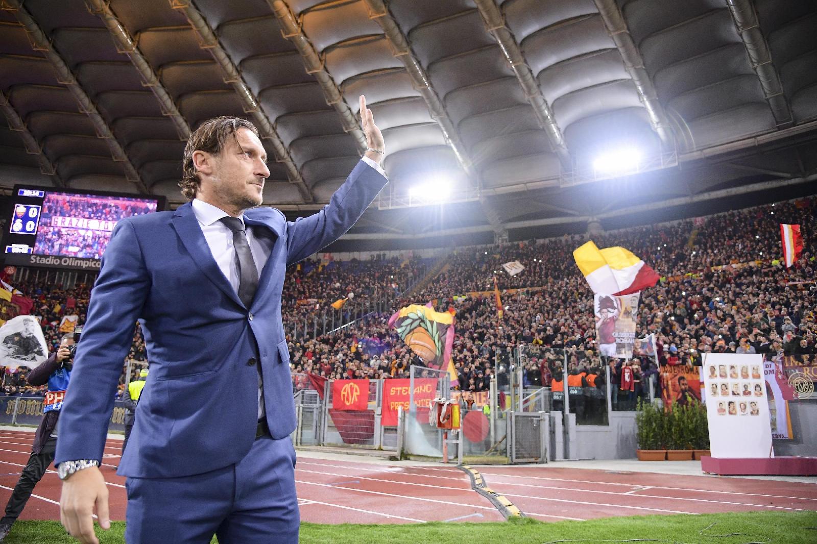 Francesco Totti sotto la Curva Sud, di LaPresse