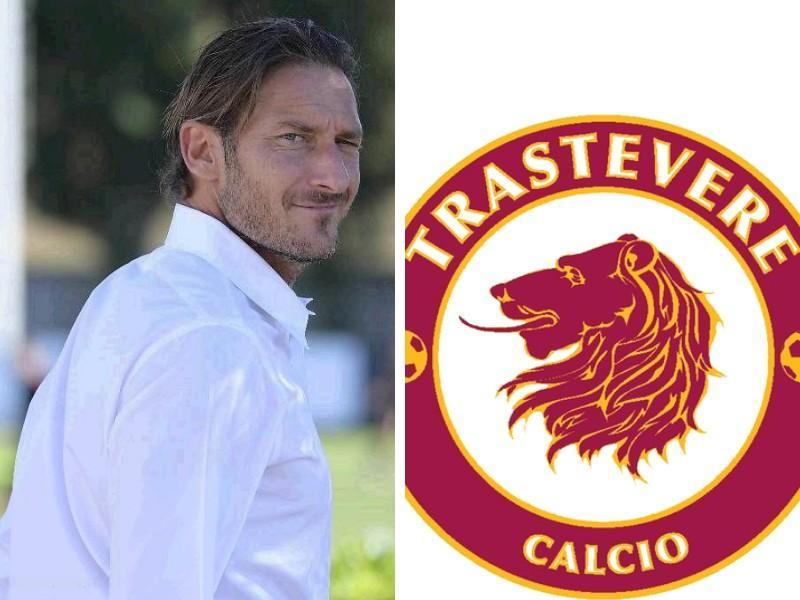 Francesco Totti e lo stessa del Trastevere Calcio, di LaPresse