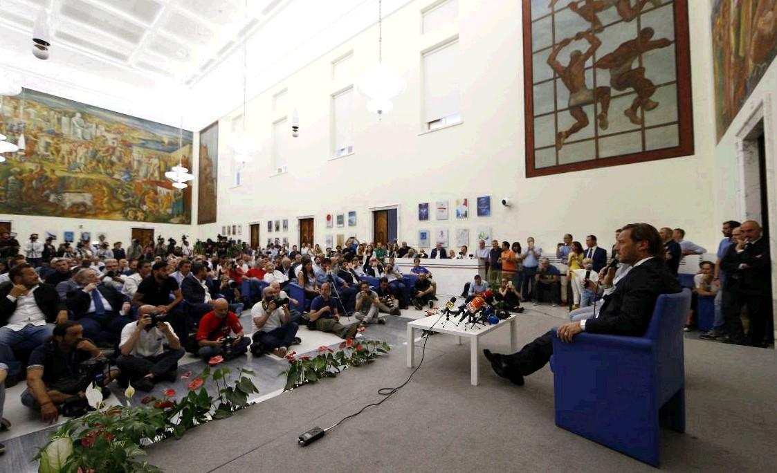 Il circo mediatico di fronte a Francesco Totti nel Salone d’Onore del Coni, di LaPresse
