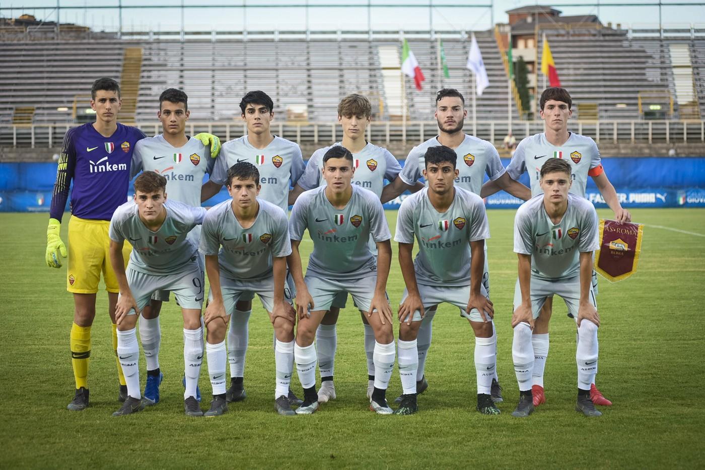La formazione della Roma Under 17 prima della partita contro l'Inter: molti di quei ragazzi faranno l’Under 18, se dovesse partire il campionato, di LaPresse