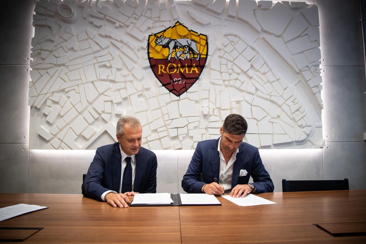 Paulo Fonseca firma il contratto che lo legherà alla Roma, di LaPresse