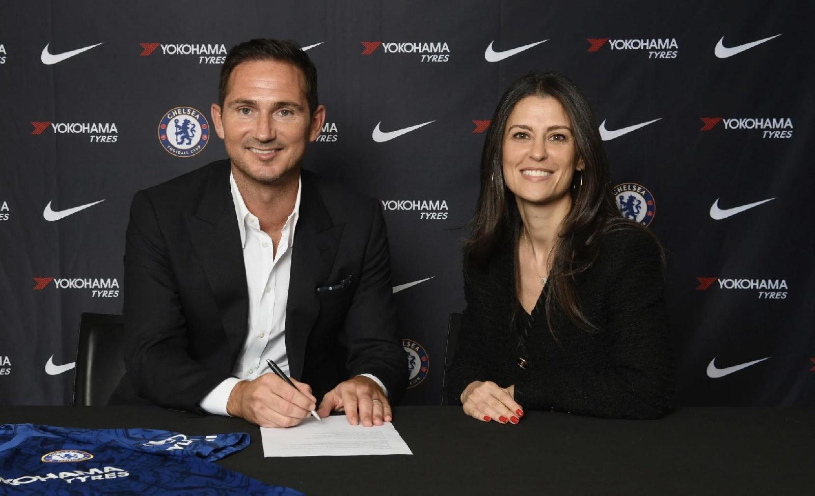 La firma di Frank Lampard sul contratto che lo rende ufficialmente il nuovo allenatore del Chelsea
