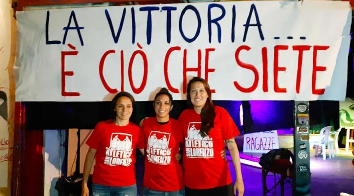 Serturini, Bartoli e Marchitelli sotto a uno degli striscioni a loro dedicati