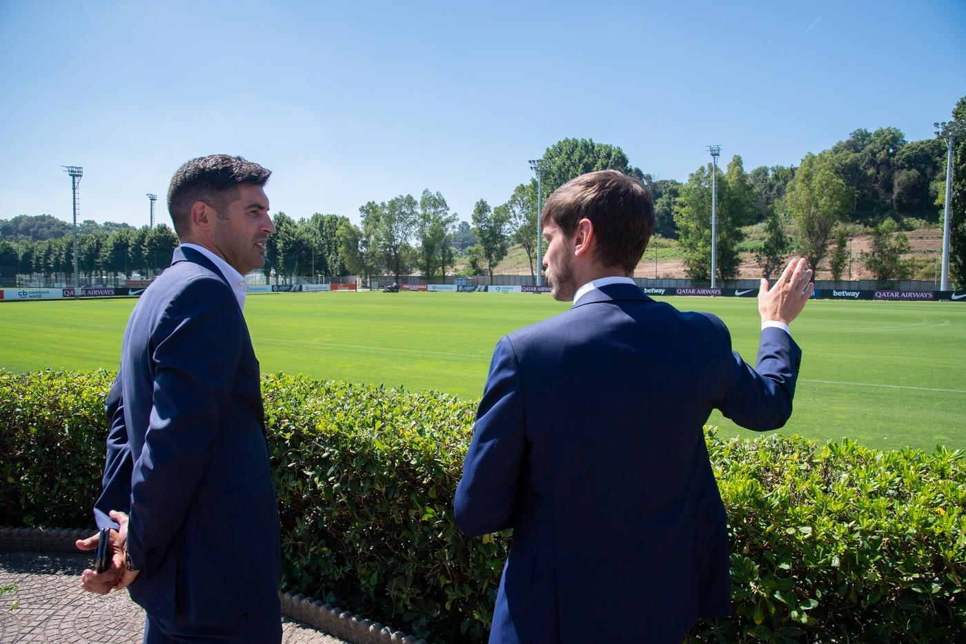 Paulo Fonseca davanti ai campi di Trigoria, di LaPresse