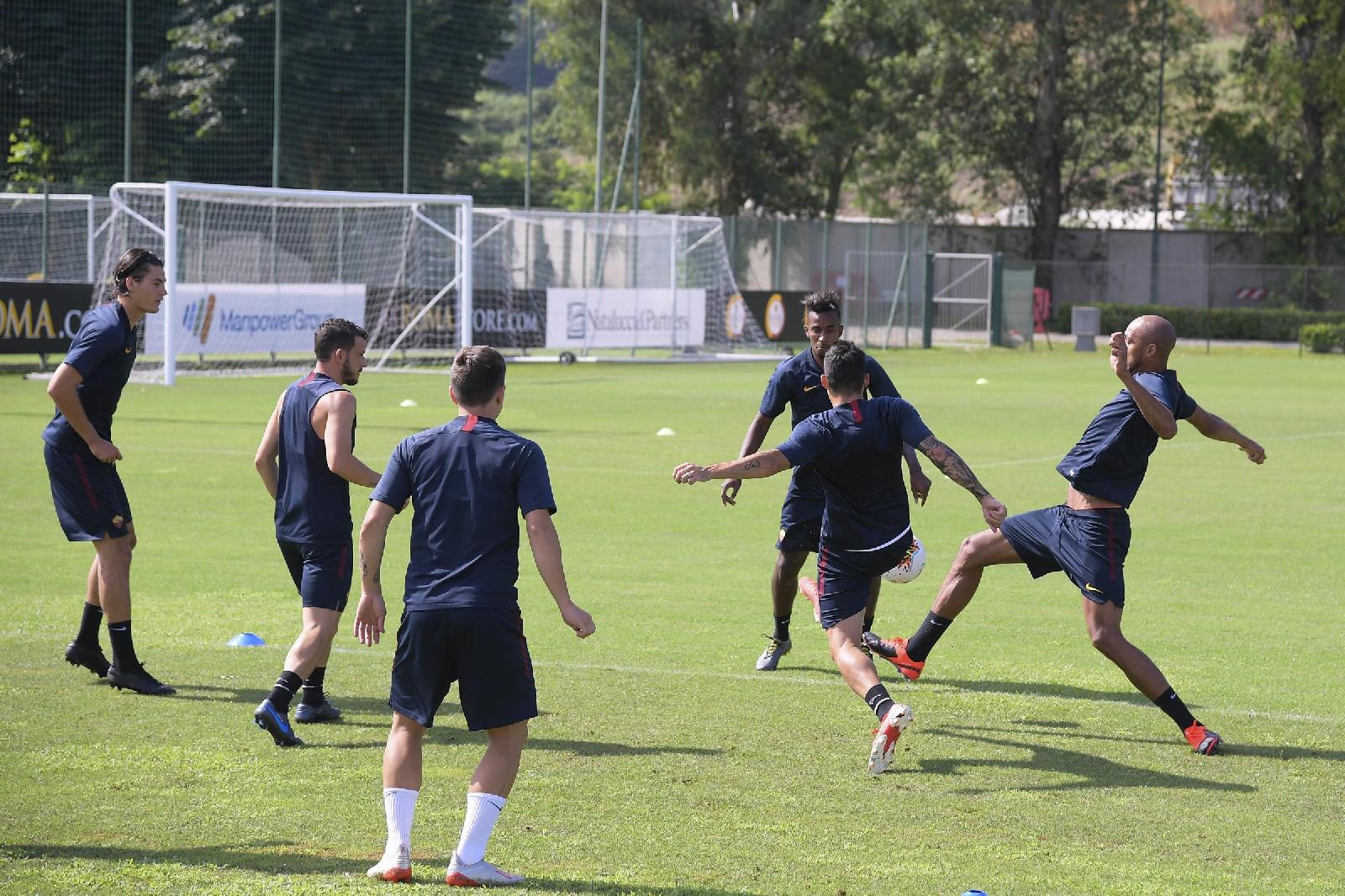 Giocatori in azione per un torello, di LaPresse