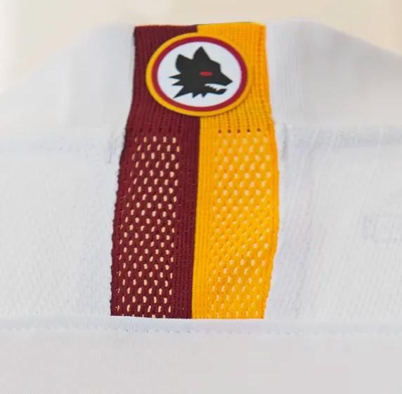 La seconda maglia (@asroma.com)