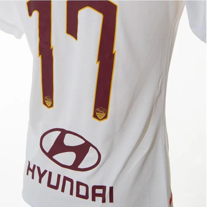 La seconda maglia (@asroma.com)