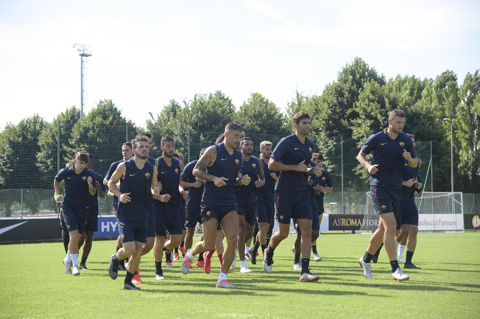 La squadra giallorossa in campo a Trigoria, di LaPresse