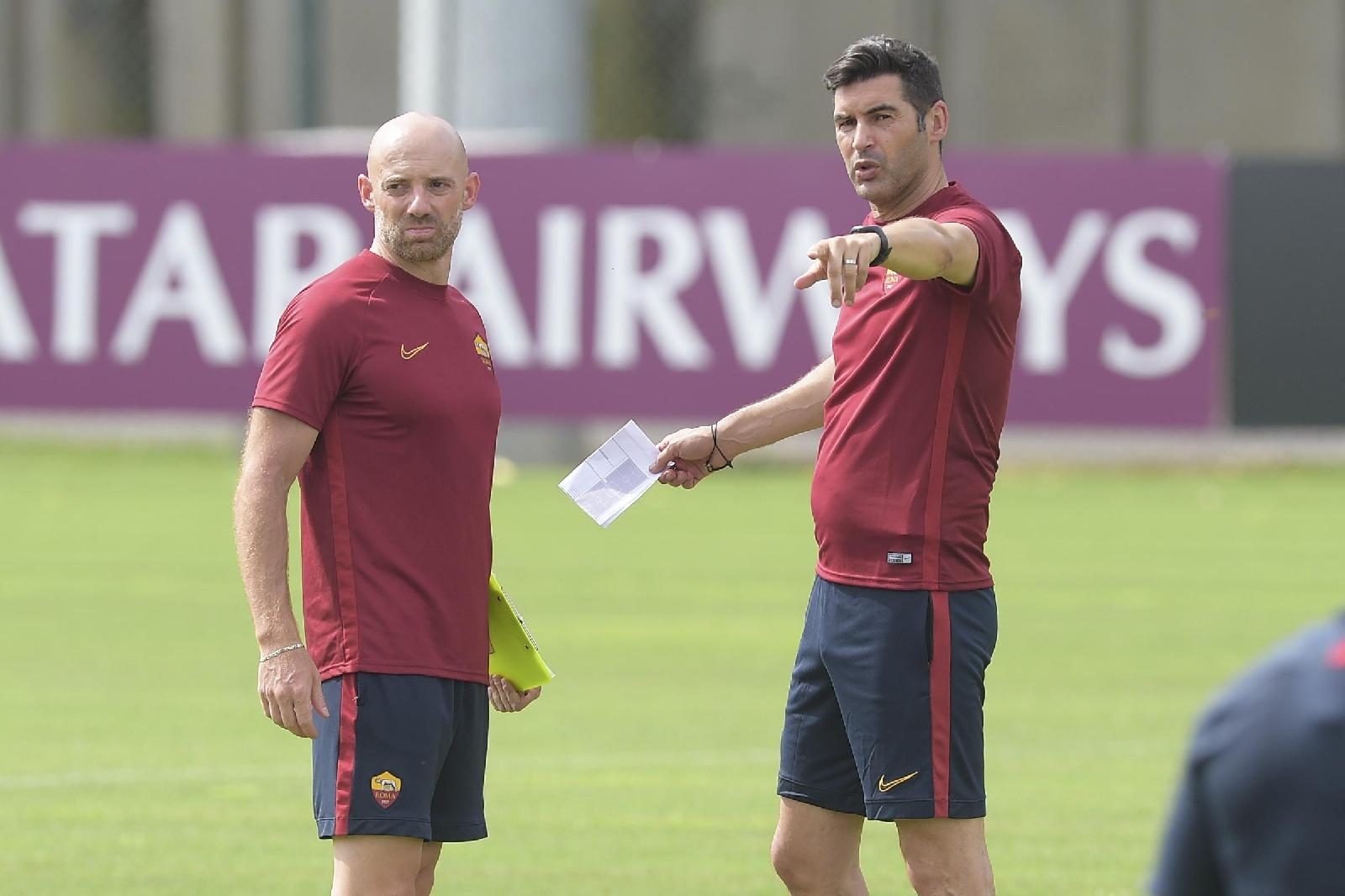 Paulo FOnseca in campo a Trigoria con il traduttore, di LaPresse