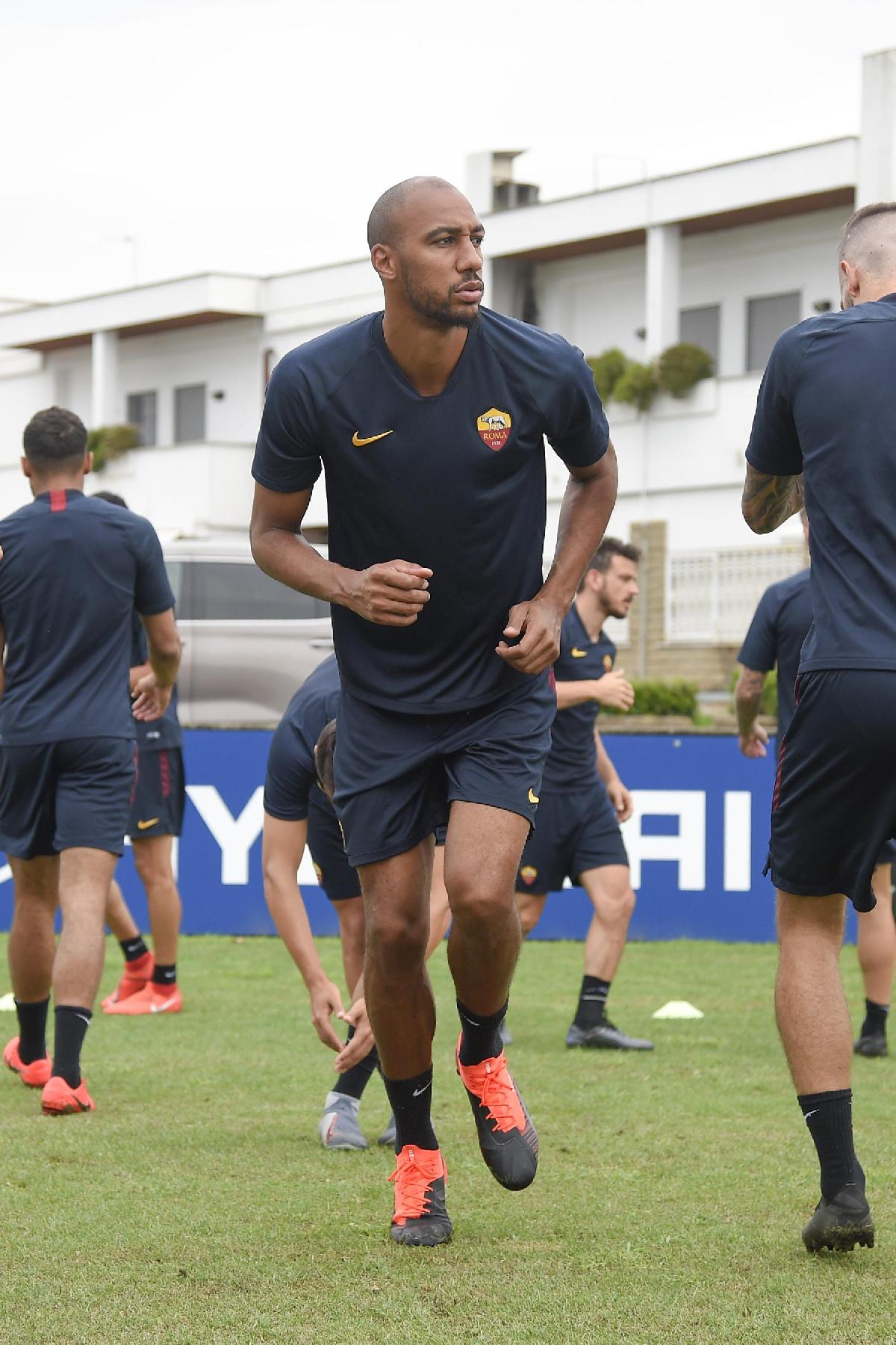 Steven Nzonzi a lavoro, di LaPresse