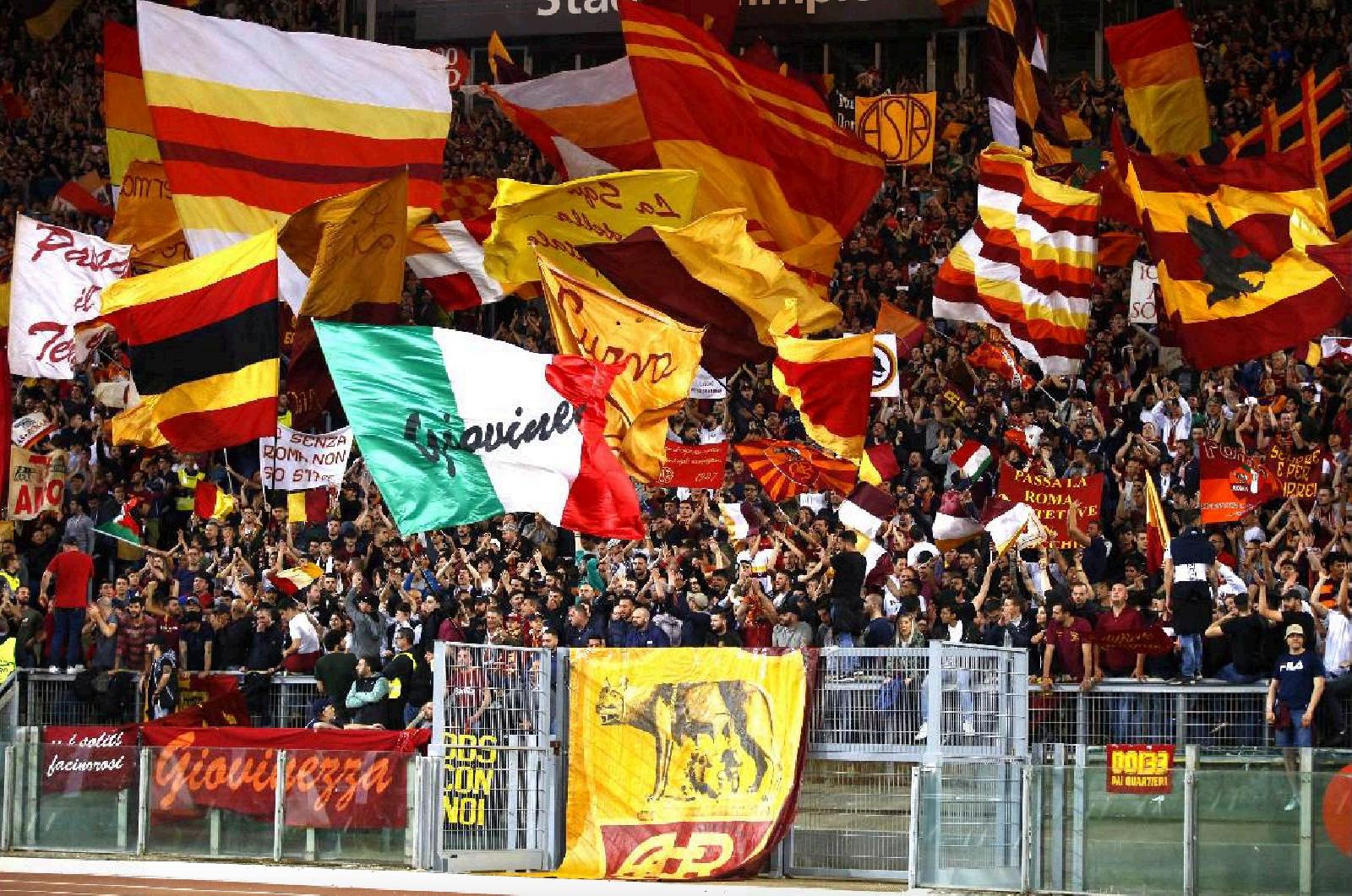 La Curva Sud strapiena e avvolta dai colori delle sue bandiere